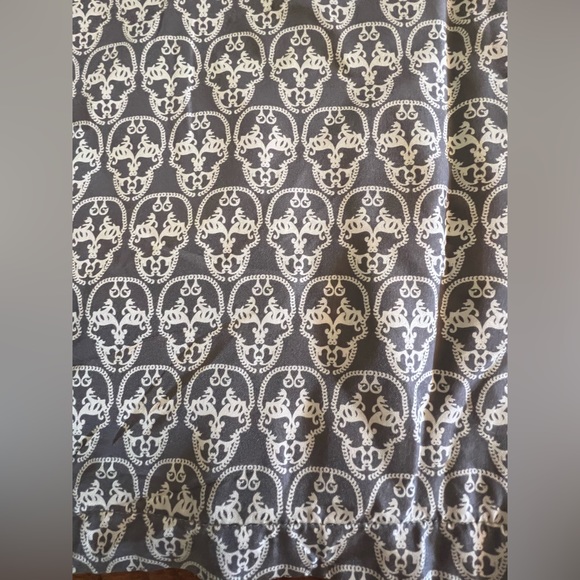 Another Rare Thomas Wylde find! Grey and white henna skull silk twill textile - Picture 4 of 6
